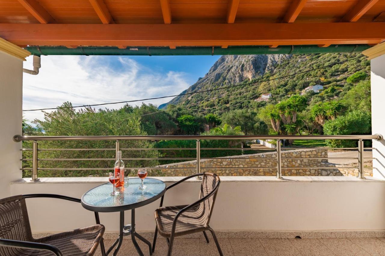 Crystal Blue Hotel, Barbati Bagian luar foto