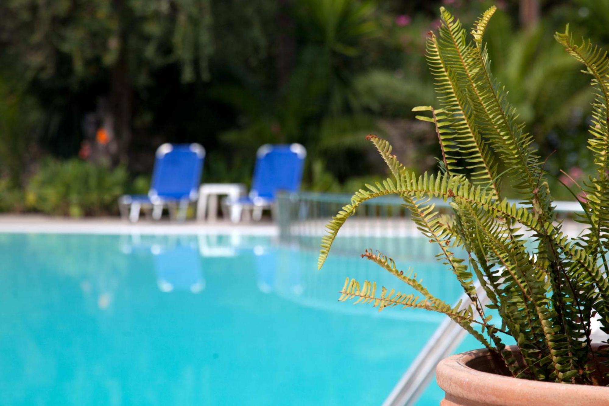 Crystal Blue Hotel, Barbati Bagian luar foto