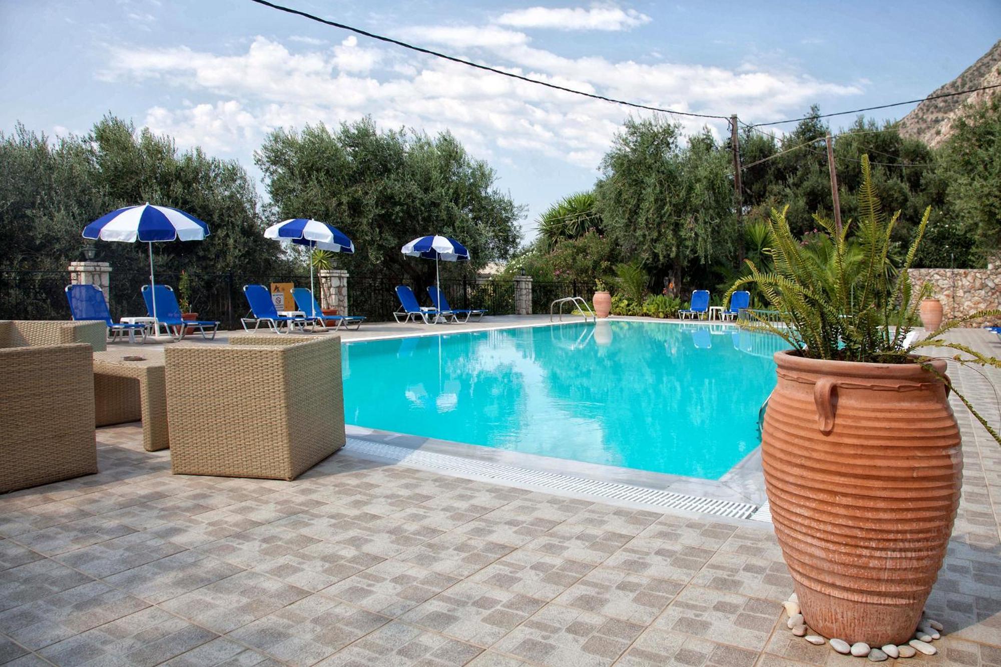 Crystal Blue Hotel, Barbati Bagian luar foto