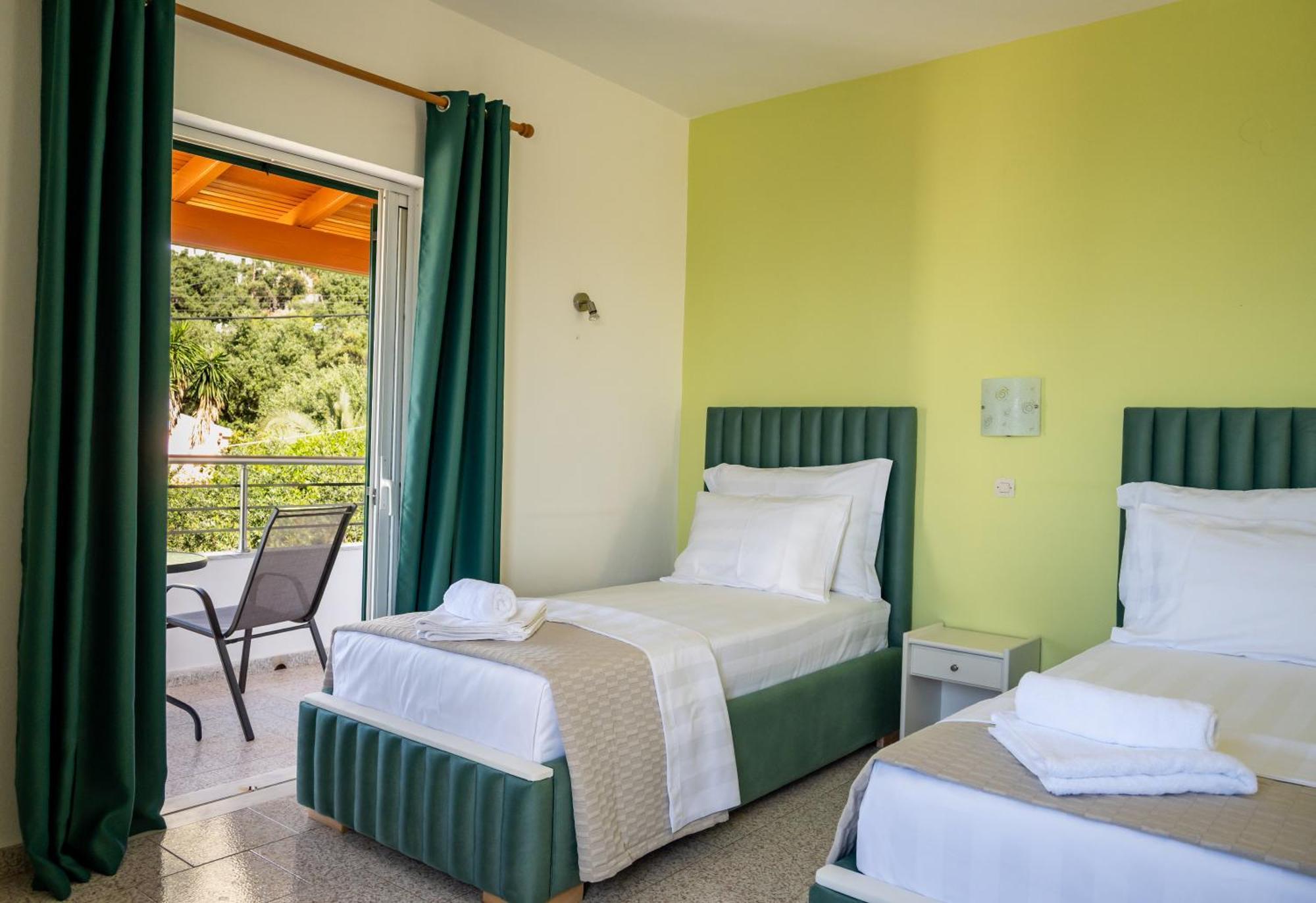 Crystal Blue Hotel, Barbati Bagian luar foto