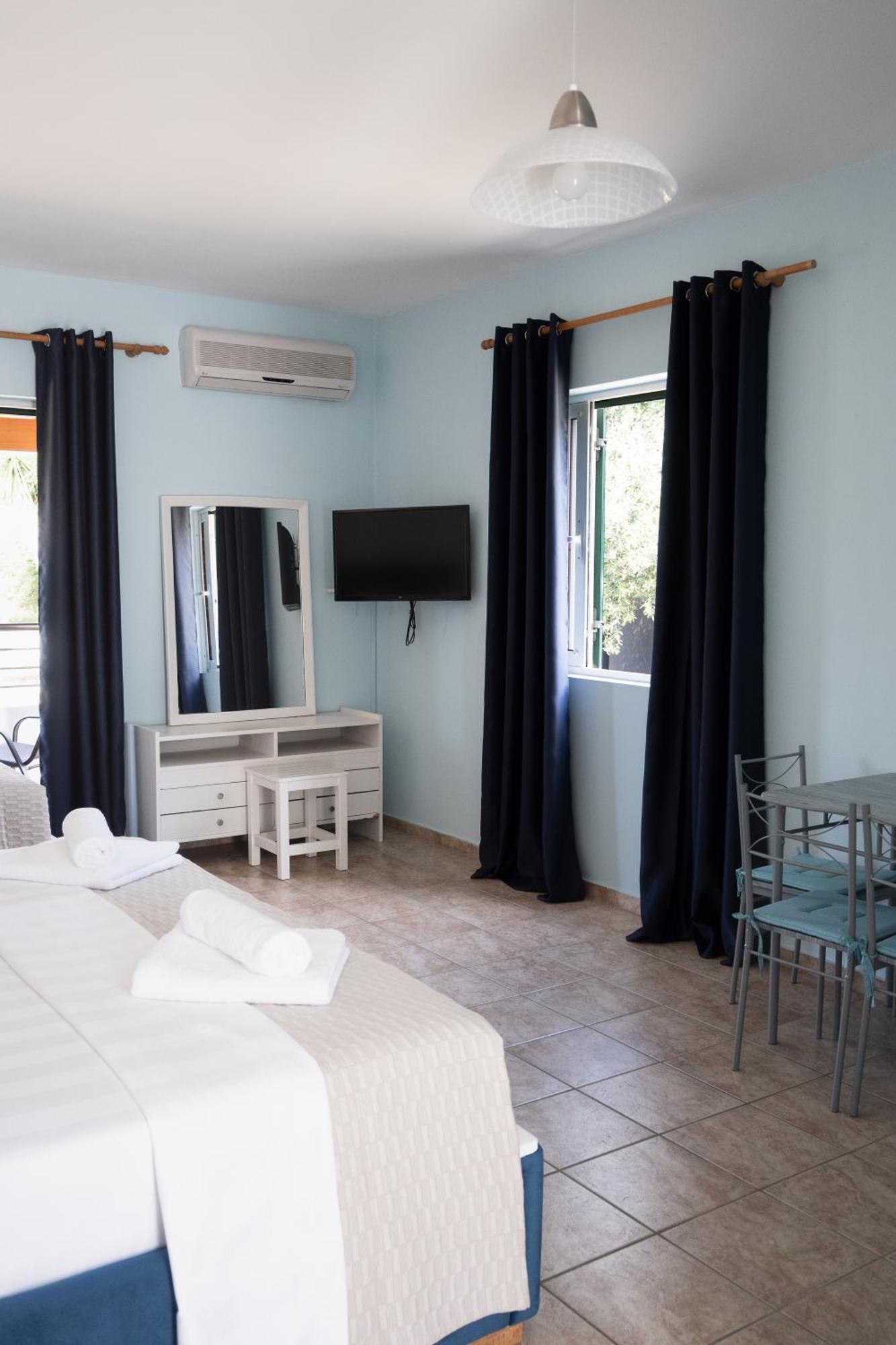 Crystal Blue Hotel, Barbati Bagian luar foto